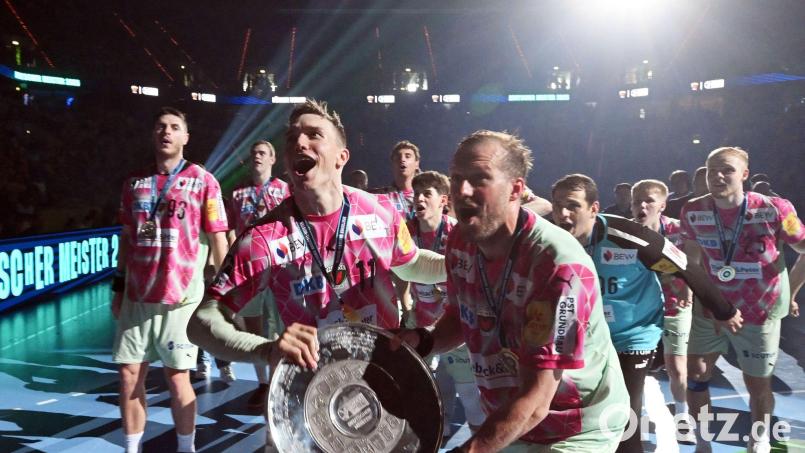 Sie ist wieder da: Die Meisterschale der Handball-Bundesliga. (Archivbild) Bild: Uli Deck/dpa
