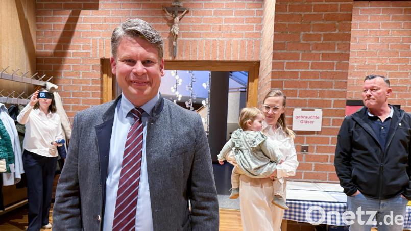 Der neue Weidener Oberbürgermeister Benjamin Zeitler. Seine Frau Loreen und Tochter Livia stärken ihm den Rücken. Bild: Gabi Schönberger