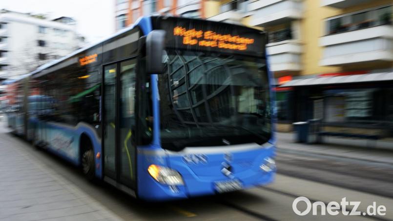 Wegen Bauarbeiten und daraus resultierenden Straßensperrungen verkehren einige Buslinien in Regensburg anders als gewohnt. Symbolbild: Malin Wunderlich/dpa