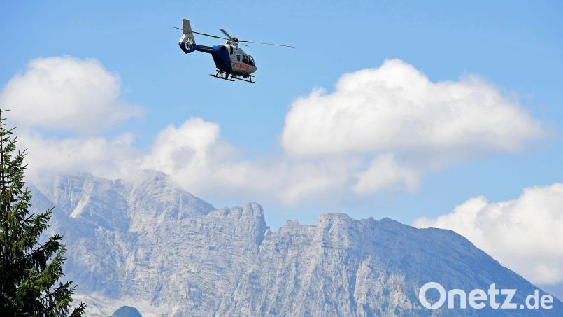 Per Rettungshubschrauber konnte der Wanderer schließlich geborgen werden. (Symbolbild) Bild: Uwe Lein/dpa
