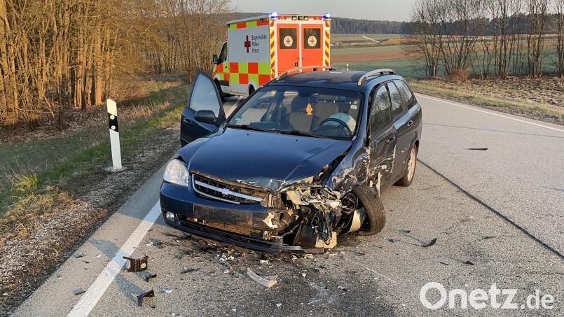 Ein Verkehrsunfall auf der B 85 bei Kreith führt zu einem erheblichen Sachschaden und einer leicht verletzten Person. Vier Fahrzeuge sind involviert. Bild: PI Schwandorf, PHM Engl