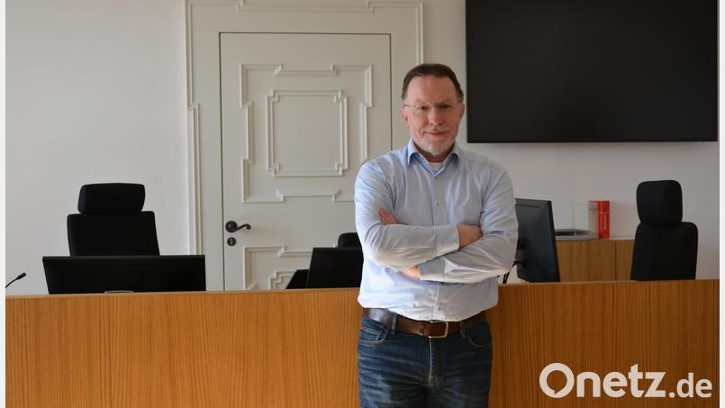 Ungezählte Verhandlungen hat Markus Fillinger an diesem Richtertisch in Tirschenreuth geleitet. Bild: as