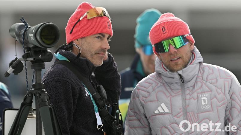 Die Biathlon-Trainer Tobias Reiter (l) und Jens Filbrich betreuen die deutschen Männer weiterhin. (Archivbild) Bild: Hendrik Schmidt/dpa