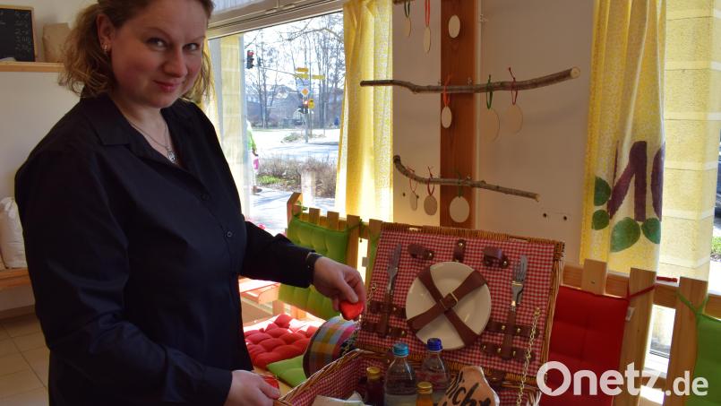 Nach einjähriger Pause kommt das Tirschenreuther Picknick-Körbchen zurück. Ramona Ulrich vom Naturkostladen "Frohnatur" übernimmt den Service. Bild: szl