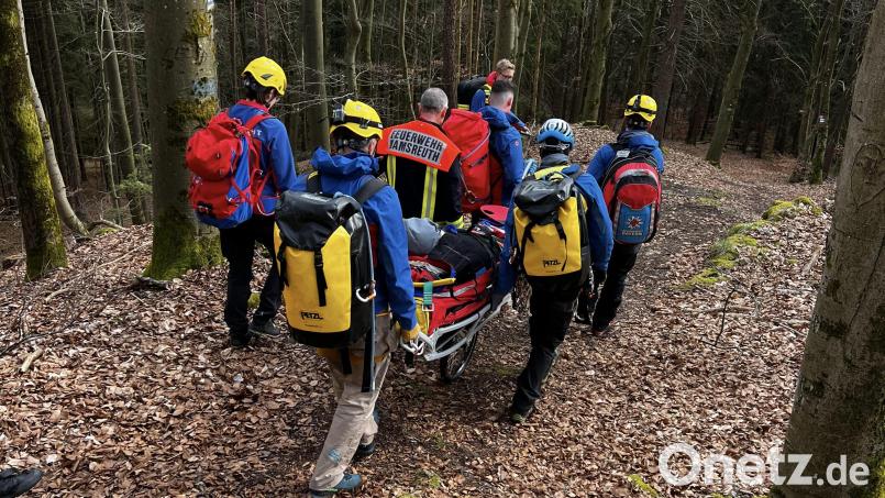 Einsatzkräfte der Bergwacht Amberg bei der Rettung des Wanderers mit der Gebirgstrage auf einem steilen Wanderweg. Bild: Renner, Bergwacht Amberg
