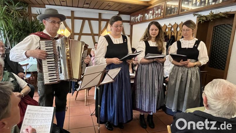 Die Birgländer Moidla 2.0 sangen Mundartlieder, begleitet von Franz Niebler. Bild: hdk