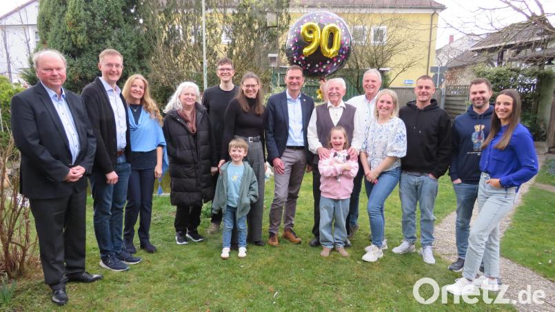Bürgermeister Ernst Schicketanz gratuliert Eduard Greiner Senior (Sechster von rechts) im Kreise seiner Familie zum 90. Geburtstag. Bild: adj