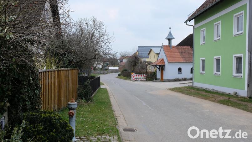 Die Haselbrunner Dorfstraße wird bald zur Großbaustelle. Die Gemeinde Speinshart plant, in der Straßentrasse einen Regenwasserkanal und einer neuen Trinkwasserleitung zu verlegen. Bild: Robert Dotzauer