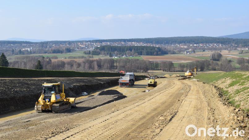 Aktuell werden auf dem oberen Teilstück der knapp zwei Kilometer langen Ortsumgehung die Entwässerungsleitungen und der Frostschutz installiert. Bild: szl