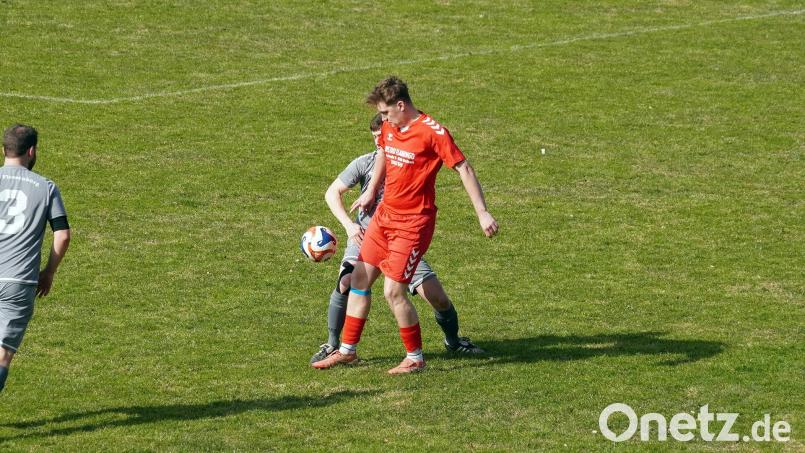 Die SG Waidhaus holt sich im Spitzenspiel der A-Klasse Ost einen 2:0 Auswärtssieg beim TSV Flossenbürg. Top-Stürmer Yannick Friedl von der SG Waidhaus (rotes Trikot) schirmt hier den Ball ab. Bild: jma