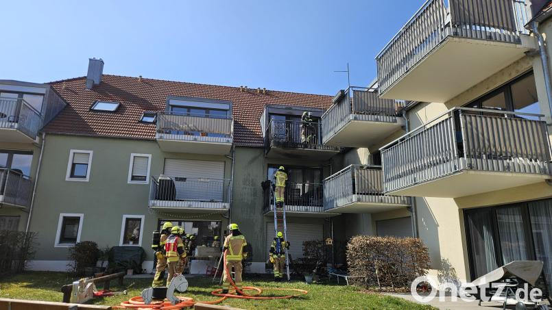 Ein Balkonbrand im Regensburger Stadtteil Reinhausen konnte durch schnelles Eingreifen der Feuerwehr eingedämmt werden. Bild: Berufsfeuerwehr Regensburg