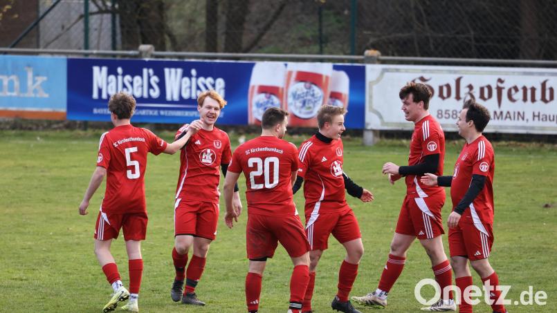 Riesenfreude beim SC Kirchenthumbach: Der abstiegsgefährdete Sportclub kam in der Schlussphase noch zu einem 2:1-Sieg, nachdem man lange zurückgelegen hatte. Bild: Dieter Jäschke