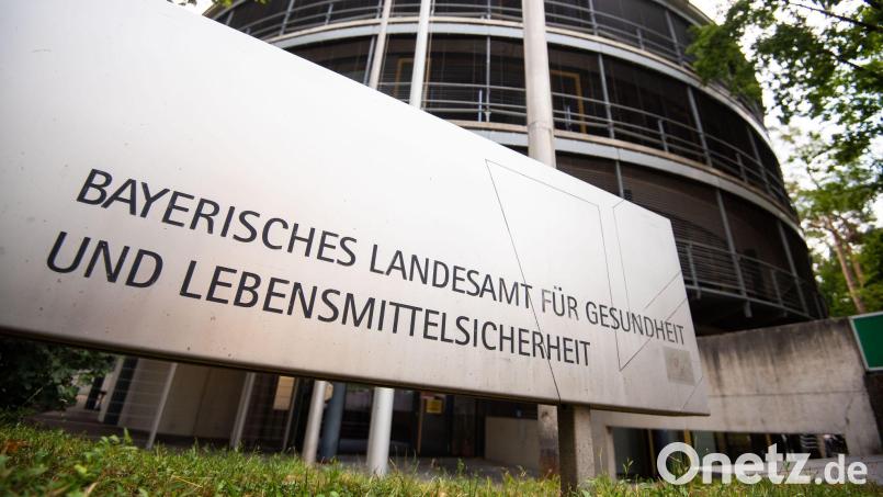 Bei der Suche nach der Ursache der Infektion ist auch das Landesamt für Gesundheit im Boot. (Archivbild) Bild: Nicolas Armer/dpa