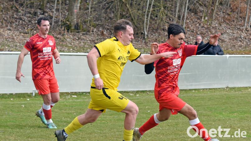 Der TSV Waldershof bezwang den TuS Schauenstein mit 3:2. Maik Köstler (rechts), der hier an Daniel Cavelius vorbeizieht, erzielte den Siegtreffer. Bild: Gebert