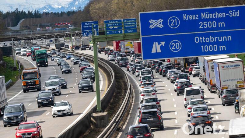 Zu Ferienbeginn und während der Osterfeiertage kann es bayernweit zu Staus kommen. (Archivbild) Bild: Peter Kneffel/dpa