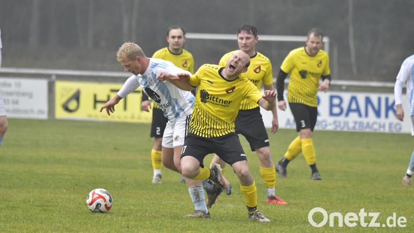 Schmerzhafte Begegnung für Bernd Holzwarth (rechts) vom SV Kauerhof mit Dominik Greiler (links). Bild: Hubert Ziegler