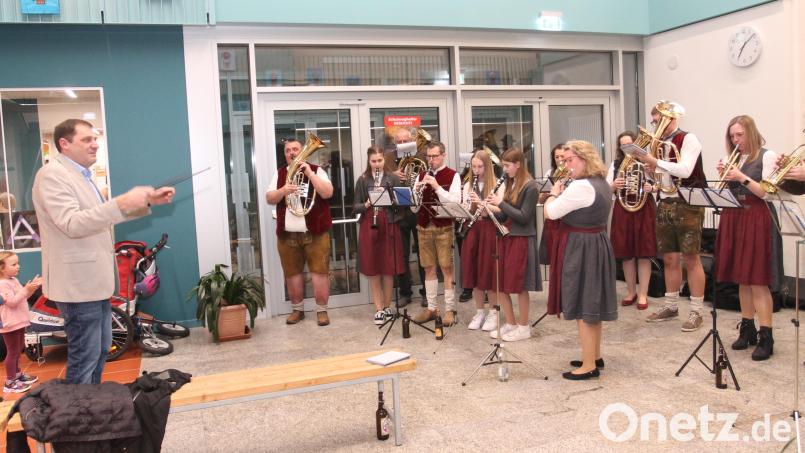 Werner Rieß dirigierte nach seinem Wahlsieg die Stadtkapelle Pleystein. In Zukunft wird er auch im Rathaus den Takt angeben. Bild: pi