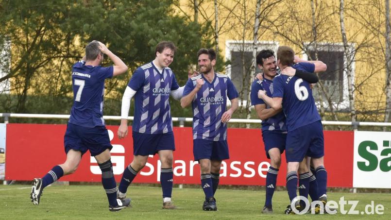 Nicht zu glauben: Quasi in letzter Sekunde gelang dem FC Schmidgaden gegen den TSV Dieterskirchen der 2:1-Siegtreffer. Christoph Deml umarmt den Torschützen Jonas Lehner (Nummer 6). Bild: Hans Mark