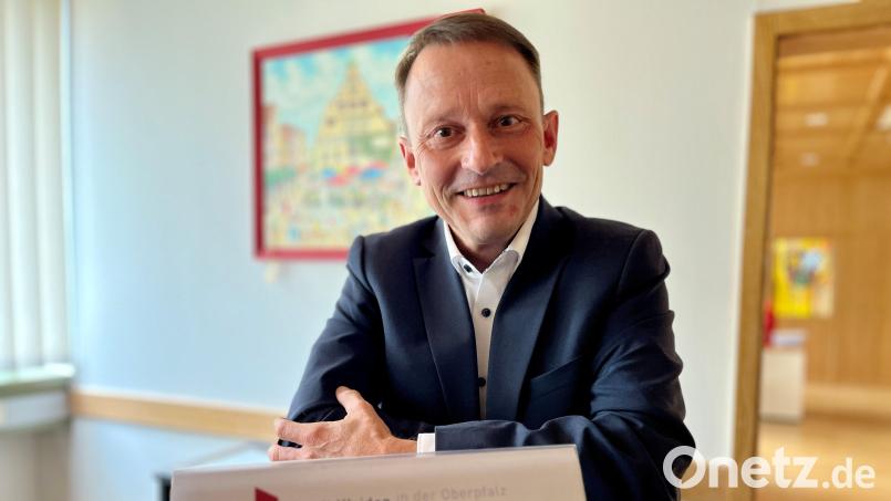 Jens Meyer ist noch bis Ende April Oberbürgermeister von Weiden. Am Sonntag hat er die Stichwahl gegen Benjamin Zeitler verloren. Bild: Gabi Schönberger