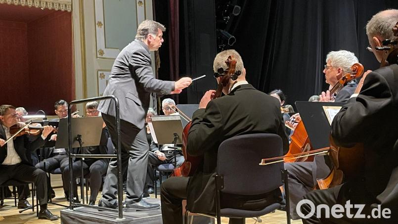Kraftvoll und empathisch zugleich präsentierte sich der renommierte Dirigent Markus Elsner beim Auftritt des Siemens-Orchesters in Amberg. Bild: Susanne Schwab