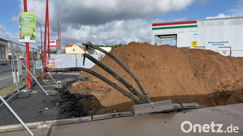 In der Neustädter Straße in Weiden wird ordentlich gegraben. Die Bergler-Tankstelle wird komplett abgerissen, um 100 Meter weiter Richtung Altenstadt eine neue zu bauen. Bild: Gabi Schönberger