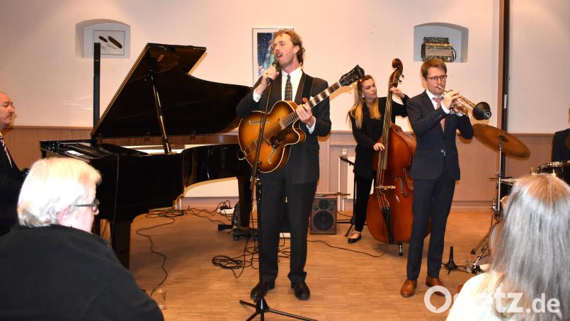 Chris Hopkins (links am Piano) und die "Young Lions" begeisterten im Pfarrsaal Pressath bei dem Jazzkonzert "Swing into Spring", zu dem der Kulturkreis Pressath eingeladen hatte. Bild: rgr