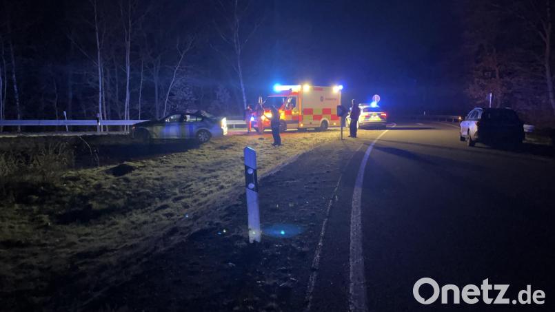 Ein 21-jähriger Schwandorfer überschlägt sich mit seinem Auto auf der B 85 bei Heselbach. Der Mann ist zum Unfallzeitpunkt alkoholisiert. Symbolbild: PI Schwandorf, POMin Schlee