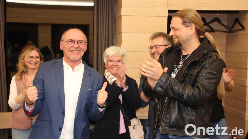Hans-Peter Schärl (Zweiter von links) ist neuer Bürgermeister in Tirschenreuth. Der 61-jährige Politikneuling hat die Stichwahl am Sonntagabend klar gewonnen und ließ sich feiern. Bild: Konrad Rosner