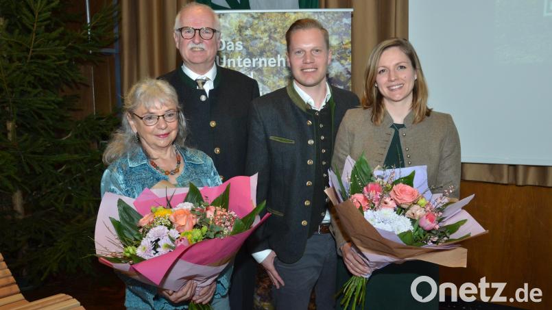 Der eine Stefan geht, der andere kommt. Hier mit den Ehefrauen Dagmar Seewaldt-Bösl (links) und Anna Wimberger (rechts), die beide einen Blumenstrauß erhielten. Bild: dob