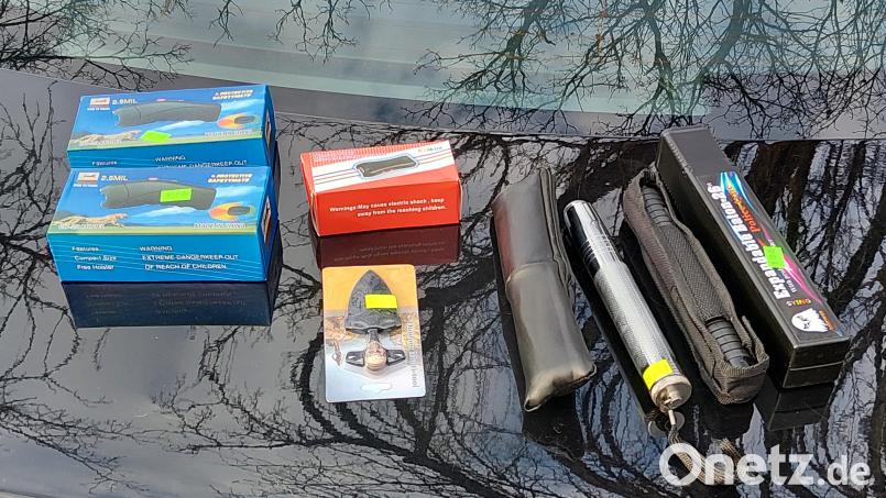 Die Bundespolizeiinspektion Waidhaus hat am Wochenende bei Kontrollen auf der A6 und in Waldsassen zahlreiche Waffen und verbotene Pyrotechnik sichergestellt. Bild: Bundespolizei