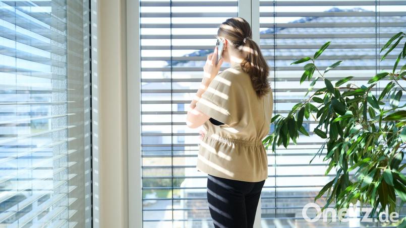 Immer mehr Arbeitnehmerinnen und Arbeitnehmer erhalten ein Diensthandy. Bild: Annette Riedl/dpa