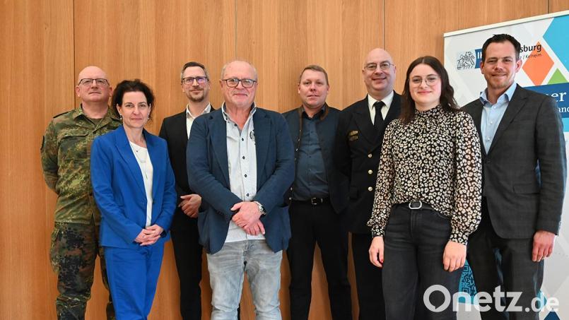 Die IHK Regensburg hat ein neues Wirtschaftsleitbild für Schwandorf verabschiedet. Von links: Johann Saller, Sibylle Aumer, Josef Ebnet, Hubert Döpfer, Gerhard Domaier, Andreas Böhm, Christina Hintermeier, Thomas Genosko. Bild: IHK Regensburg