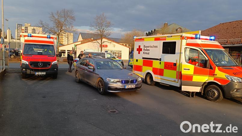 Neben einem Getränkemarkt in Tirschenreuth kam es am späten Montagnachmittag zu einem Streit zwischen vier Personen. Laut Polizei griff einer der vier schließlich zu einer Machete und fügte den anderen Schnittverletzungen zu. Bild: nic