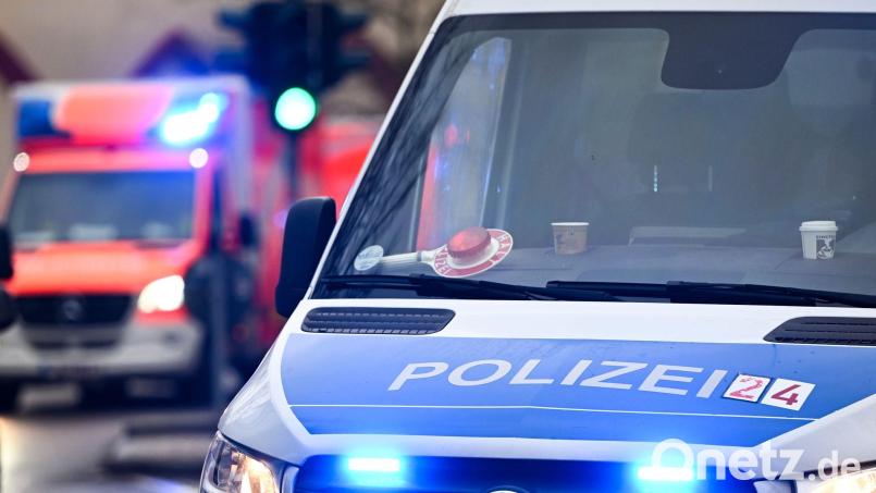 Sanitäter bringen die Verletzten in Krankenhäuser. (Symbolbild) Bild: Jens Kalaene/dpa