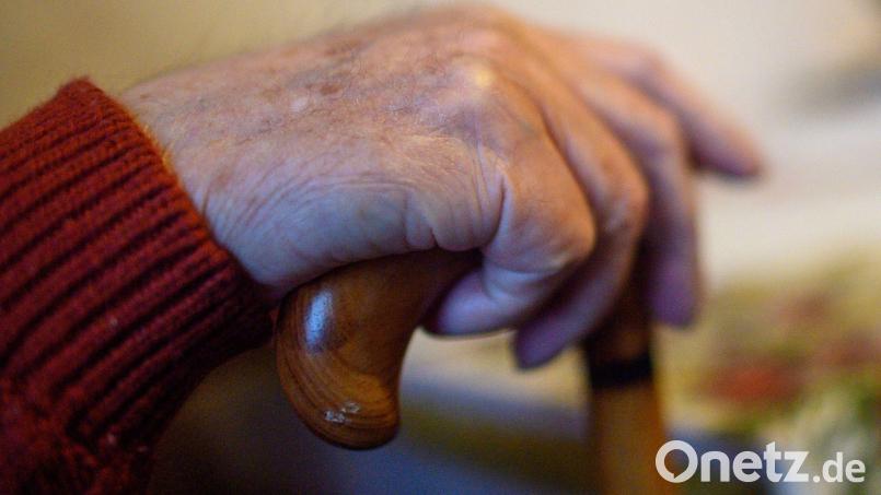 Ein Senior aus dem Landkreis soll seine Partnerin mit einem Gehstock verprügelt haben. Symbolbild: Klaus-Dietmar Gabbert/dpa