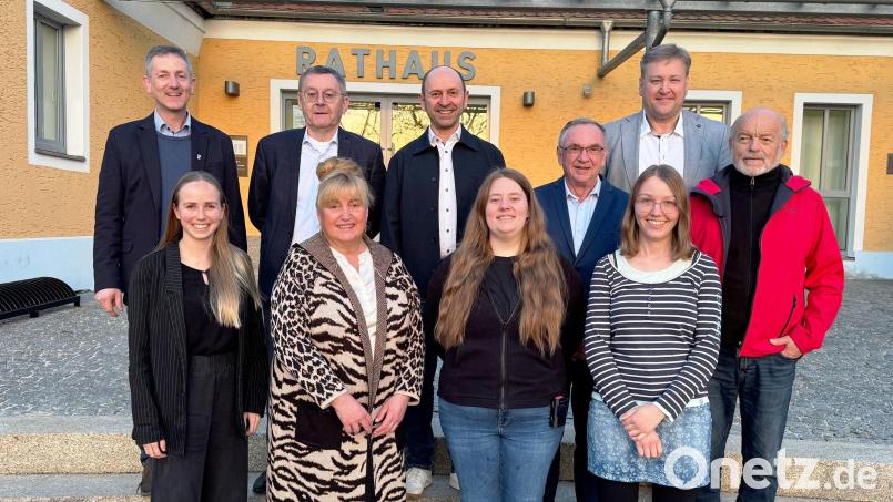 Die "Jury" für die Förderprojekte der ILE Oberpfälzer Jura. Von links, hintere Reihe: Bürgermeister Albert Geitner, Josef Gilch, Bürgermeister Hans Ram, Karl Bauer, Bürgermeister Stefan Braun, Werner Meiler. Vordere Reihe, von links: Svenja Schäfer, Monika Fruth, Sabrina Schindler, Franziska Sippl. Bild: jp