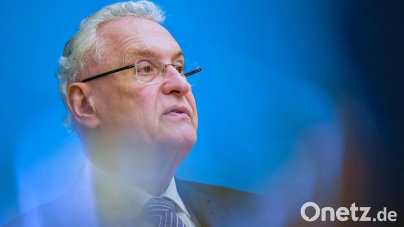 Bayerns Innenminister Joachim Herrmann (CSU) schafft ein neues Landesamt für Bevölkerungsschutz - das ausdrücklich auch Antworten für den Zivilschutz im Falle eines Krieges haben soll (Archivbild). Bild: Malin Wunderlich/dpa