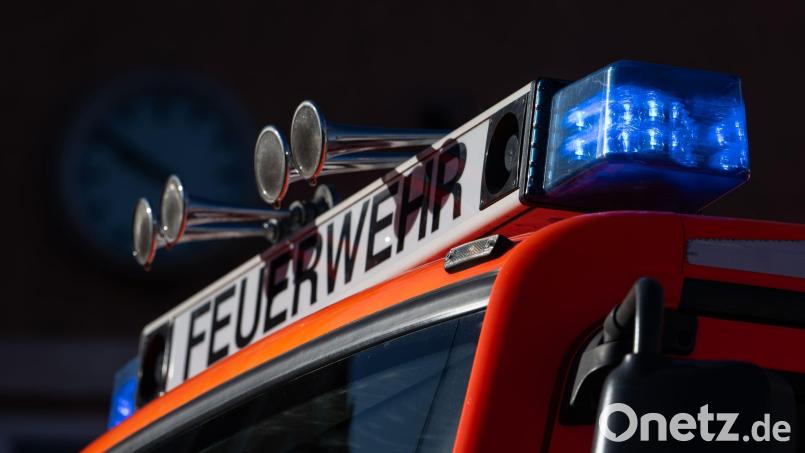 Feuerwehrleute können den Brand rasch löschen. (Symbolbild) Bild: Marijan Murat/dpa