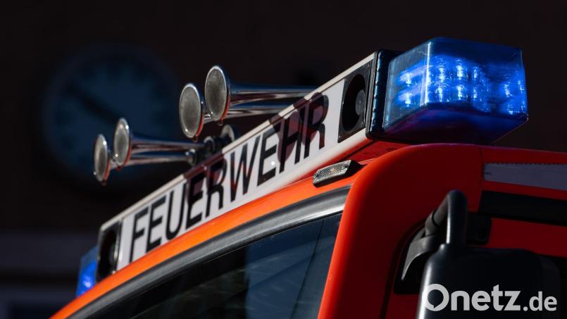 Die örtlichen freiwilligen Feuerwehren reinigten die verschmutzte Fahrbahn. (Symbolbild) Bild: Marijan Murat/dpa