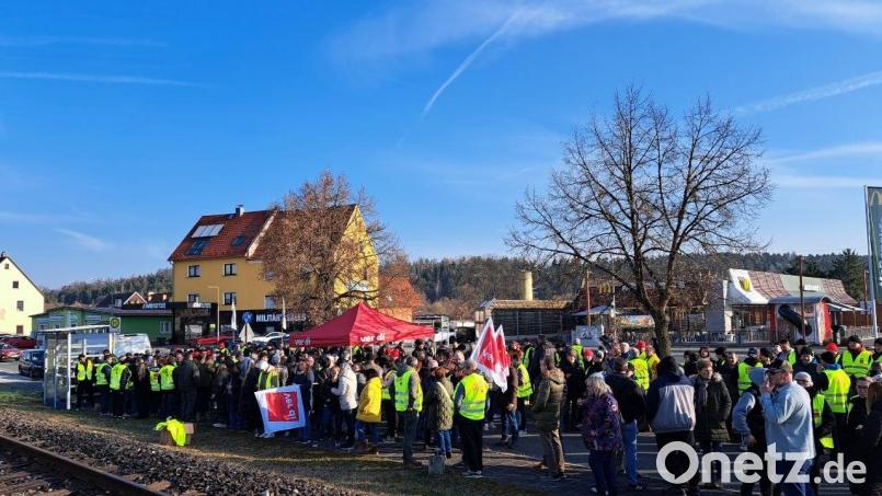 Hunderte Zivilbeschäftigte der US Army in Nordbayern beteiligten sich an einem Streiktag. Hier: Der Verdi-Streik in Grafenwöhr. Bild: Kathrin Birner, Verdi Oberpfalz
