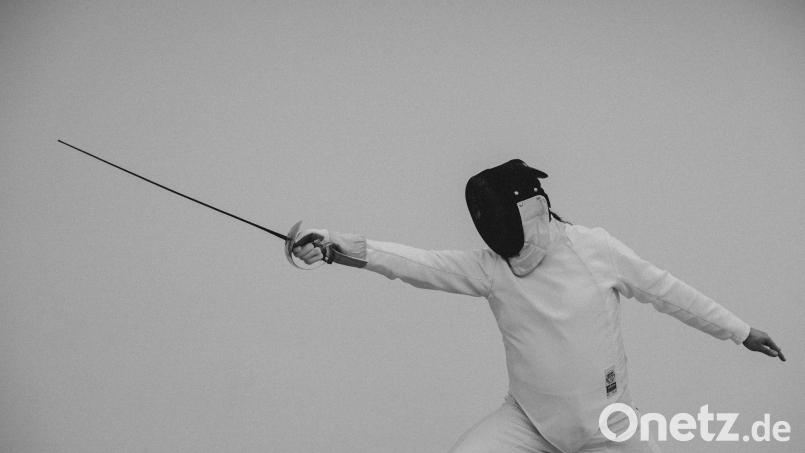 Treffer! Fechten ist ein Sport, der das Konzentrationsvermögen fördert. Einsteigen kann man auch noch in fortgeschrittenen Jahren. Ein Weidener Fechtlehrer gibt Tipps. Bild: Sara Neidhardt