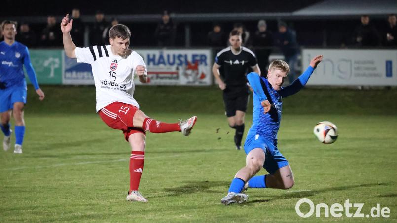 SC-Spieler Felix Diermeier schießt, Felix Wifling vom SV SAD-Ettmannsdorf grätscht vergeblich. Bild: Dieter Jäschke
