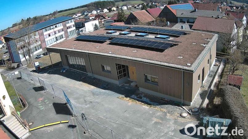 Beim Tag der offenen Baustelle der Offenen Ganztagsschule informierten sich viele Besucher über den Stand des Großprojektes. Bild: Markt Kirchenthumbach