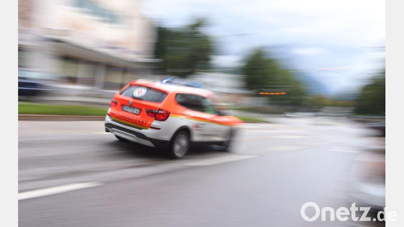 Der Rettungsdienst brachte die schwer verletzte Seniorin in ein Krankenhaus. (Symbolbild) Bild: Karl-Josef Hildenbrand/dpa