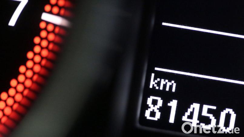 Ein Mann aus Sulzbach-Rosenberg wurde beim Autokauf in Nürnberg betrogen. Der Kilometerstand war manipuliert. Jetzt ermittelt die Kripo. Symbolbild: Oliver Berg