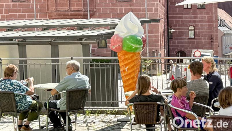 Hier ein Archivfoto von August 2025: Die Eistüte ist zwar nicht mehr die neueste, doch als Werbeaufsteller gehört sie seit vielen Jahren zum Inventar der Eisdiele – und gewissermaßen zum sommerlichen Stadtbild am Luitpoldplatz. In der Nacht auf Sonntag wurde sie gestohlen. Archivbild: Petra Hartl