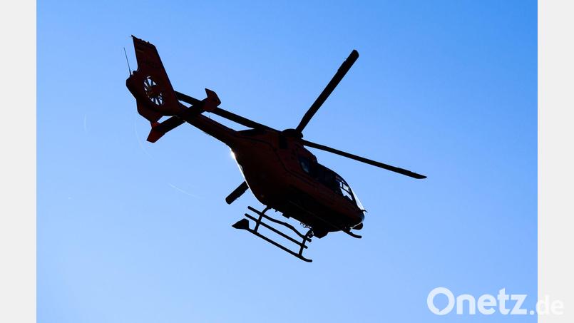Der 17-Jährige wurde von einem Rettungshubschrauber schwer verletzt in ein Krankenhaus geflogen. (Symbolbild) Bild: Julian Stratenschulte/dpa
