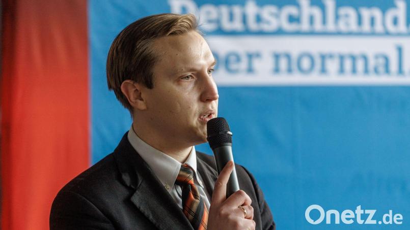 AfD-Nachwuchspolitiker Kevin Dorow wird doch nicht aus der Partei ausgeschlossen, muss dafür aber auf seine Ämter verzichten. (Archivbild) Bild: Markus Scholz/dpa