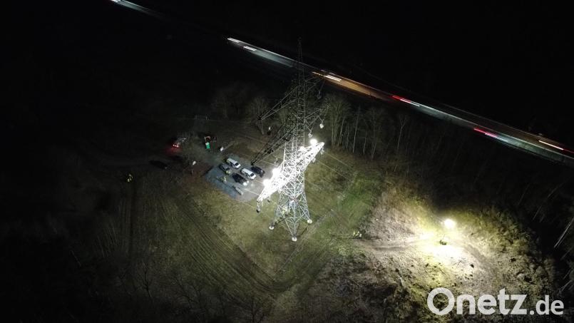 Für den Bau des neuen Ostbayernrings führt die Firma Tennet aktuell Nachtarbeiten entlang der A93 durch. Mehrere Masten werden dafür hell beleuchtet. Bild: TenneT TSO GmbH