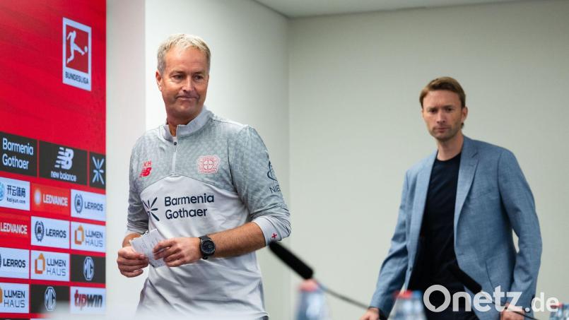 Für Leverkusens Trainer Kasper Hjulmand (l) gibt es von Sportchef Simon Rolfes vorerst eine Jobgarantie. (Archivbild) Bild: Marius Becker/dpa